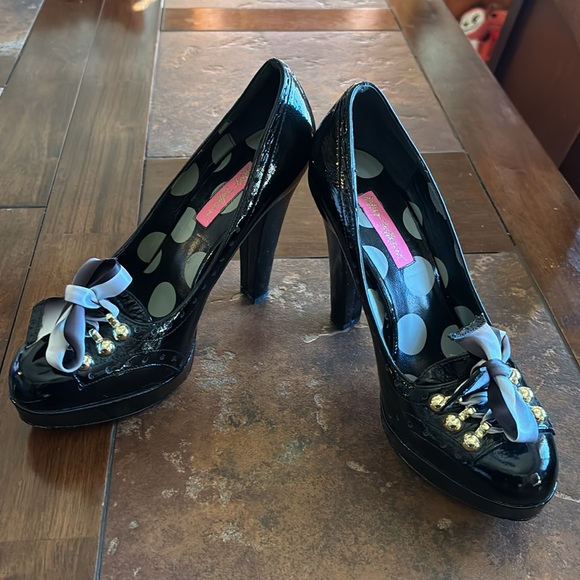 Betsey Johnson Patent Leather High Heels with Gold Accent & Bows!!! - Picture 3 of 12